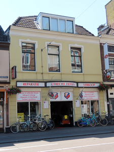 850299 Gezicht op de voorgevel van de winkel van 'Utrecht Fietsen - Reparatie - Verkoop' (Nobelstraat 293) te Utrecht.